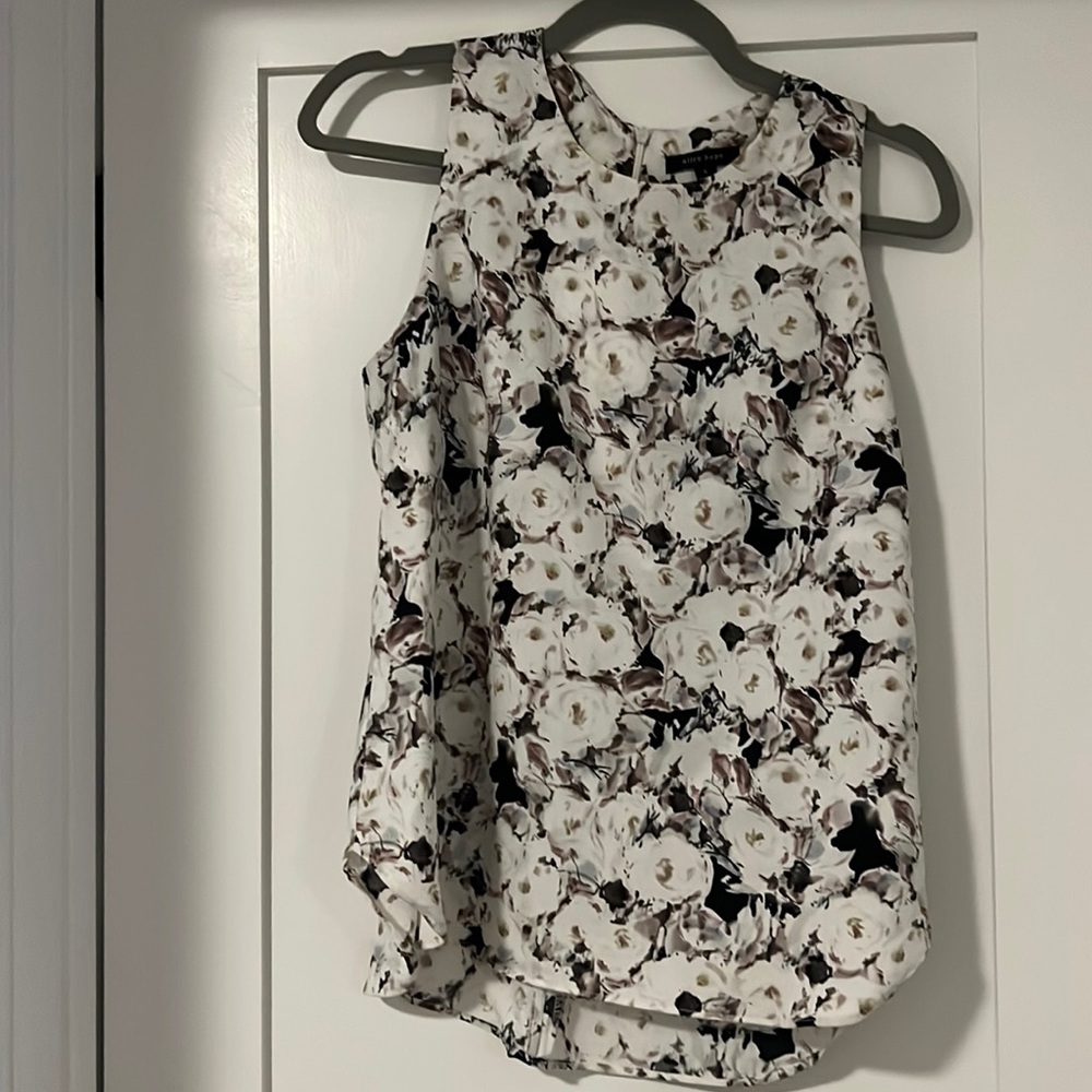 Sleeveless floral print blouse